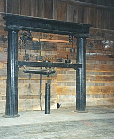 museum_weighing_scales.jpg (19883 bytes)